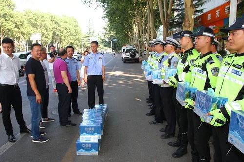 烈日烤交警,企業(yè)獻(xiàn)愛(ài)心